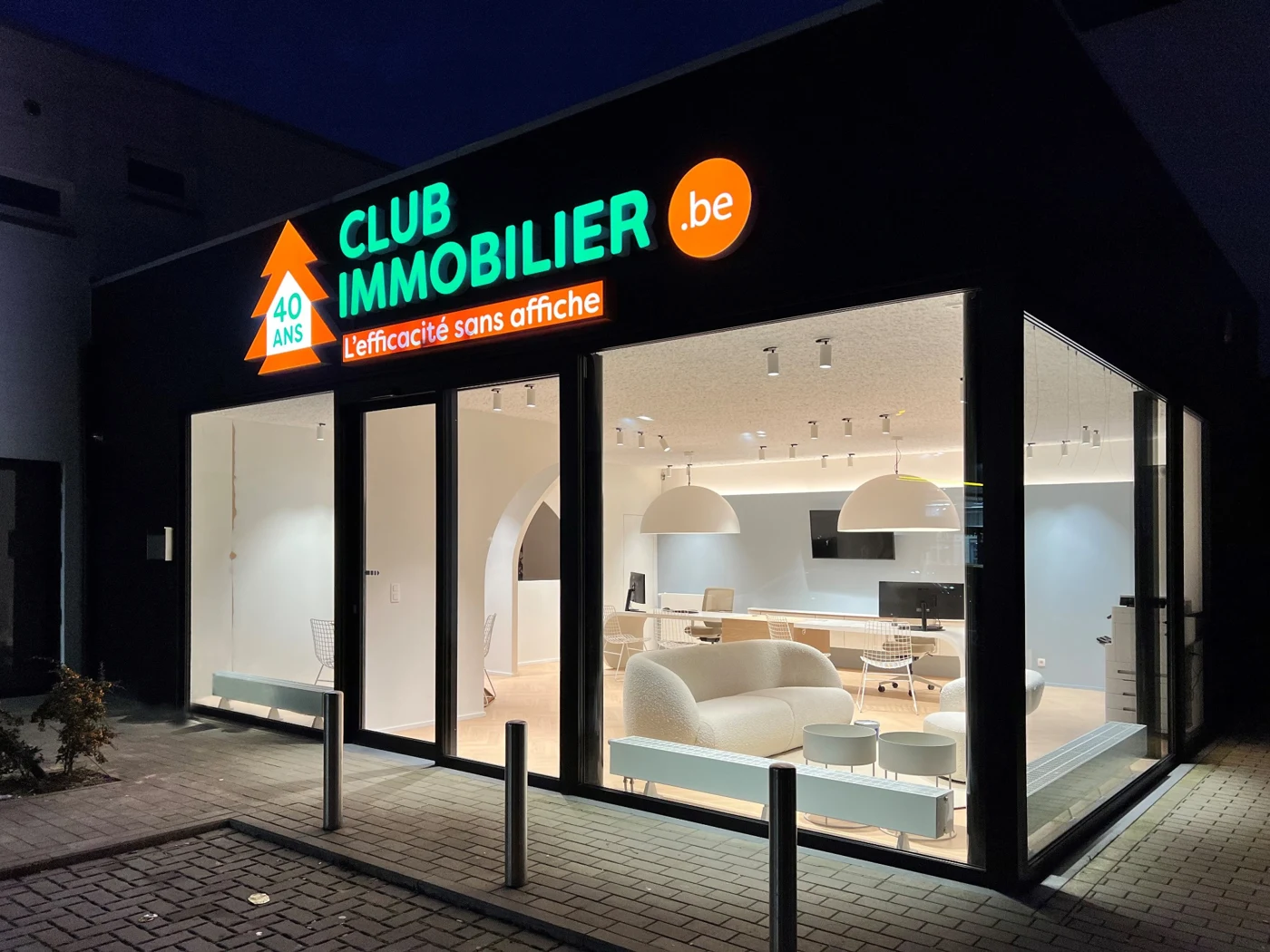 L’agence Club Immobilier éclairée en soirée